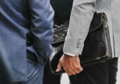 Тысячи менеджеров попросили о работе на фоне профицита управленцев