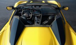 Chevrolet Corvette получил обновлённый интерьер с новыми экранами и без ряда кнопок