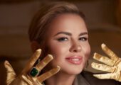 Анна Семенович покрасовалась перед камерой в неглиже и накидке из перьев