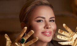 Анна Семенович покрасовалась перед камерой в неглиже и накидке из перьев