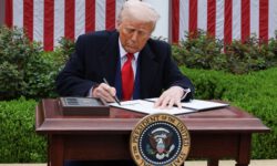 Трамп прекратил торговые переговоры с Канадой из-за ее «наглой атаки»