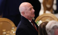 WSJ узнала, что Безос хочет извлечь выгоду из конфликта Маска и Трампа