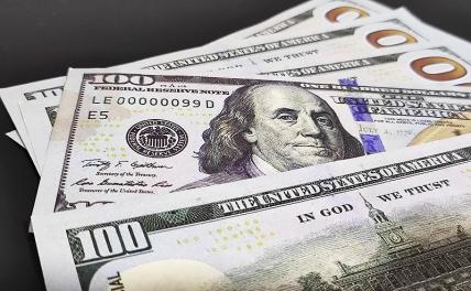 Стал известен курс доллара, с которого рубль начал июнь